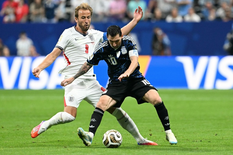 L'attaquant anglais Harry Kane (à gauche) et l'Argentin Lionel Messi (à droite) lors de la demi-finale de Coupe du monde entre les deux équipes, le 15 juillet 2026 à Atlanta