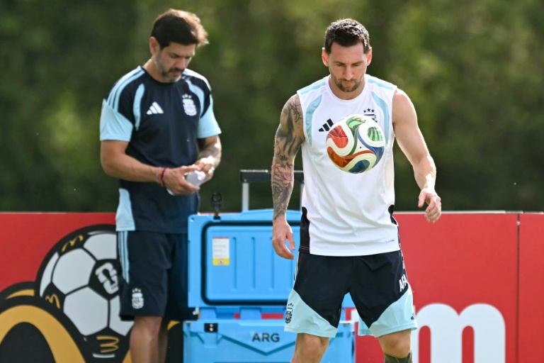 L'attaquant argentin Lionel Messi (à droite) lors d'un entraînement à Fort Lauderdale le 2 juillet 2026 avant le 16e de final contre le Cap Vert