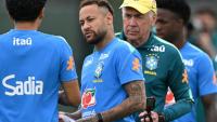 Neymar et le sélectionneur Carlo Ancelotti participent à une séance d'entraînement du Brésil, le 22 juin 2026 à Morristown, dans le New Jersey