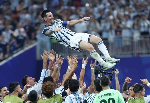 Lionel Messi célébré par ses coéquipiers après la qualification pour les quarts de finale du Mondial de l'Argentine contre l'Egypte mardi à Atlanta.