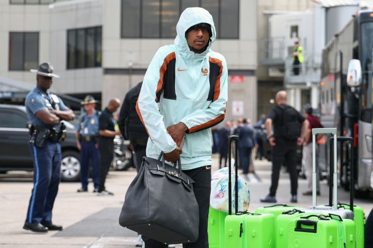 Michael Olise à l'arrivée des Bleus le 10 juin 2026 à l'aéroport international Logan de Boston