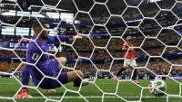 L'attaquant égyptien Mohamed Salah (D) marque son tir au but face à l'Australien Mathew Ryan, à Arlington, au Texas, le 3 juillet 2026