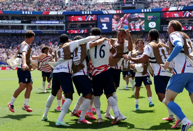 Les joueurs de Team USA congratulent Alex Freeman après son but contre l'Australie, lors du Mondial, le 19 juin 2026 à Seattle