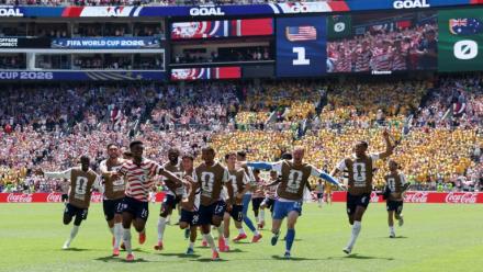Les joueurs de Team USA exultent après leur deuxième but contre l'Australie, au Mondial-2026, le 19 juin 2026 à Seattle