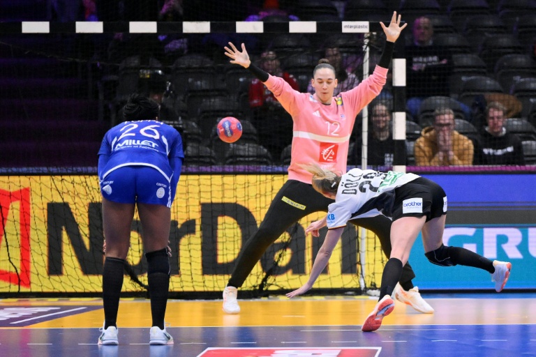 La gardienne des Bleues Floriane André ne peut rien faire sur le penalty de l'Allemande Antje Dollen demùi-finale du Mondial de hand à Rotterdam, le 12 décembre 2025 