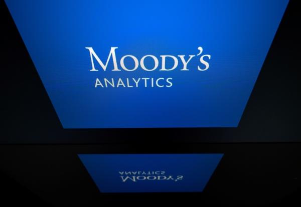 Le logo de l'agence Moody's Analytics, le 18 mars 2025