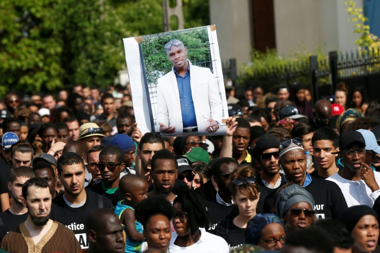 Un portrait d'Adama Traoré lors d'une manifestation en hommage au jeune homme, le 22 juillet 2016 à Beaumont-sur-Oise (Val-d'Oise)