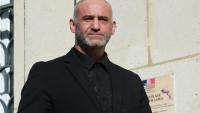 Christophe Ellul, compagnon d'Elisa Pilarski, décédée en 2019 des suites de morsures canines, quitte le tribunal de Soissons le 3 mars 2026