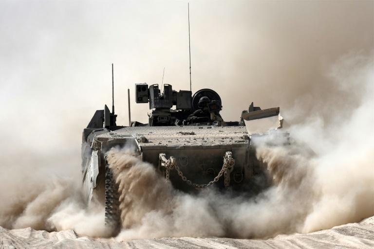 Un véhicule blindé de l'armée israélienne dans le sud d'Israël le long de la frontière avec la bande de Gaza, le 11 juin 2025