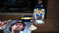 Des objets à l'effigie de Diego Maradona devant un tribunal de San Isidro en Argentine, le 21 octobre 2026