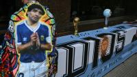 Un fan enveloppé dans une banderole à l'effigie de Diego Maradona, devant le tribunal de San Isidro, lors de la dernière audience consacrée aux plaidoiries de la défense dans le procès concernant son décès, le 21 octobre 2026 dans la province de Buenos Aires, en Argentine