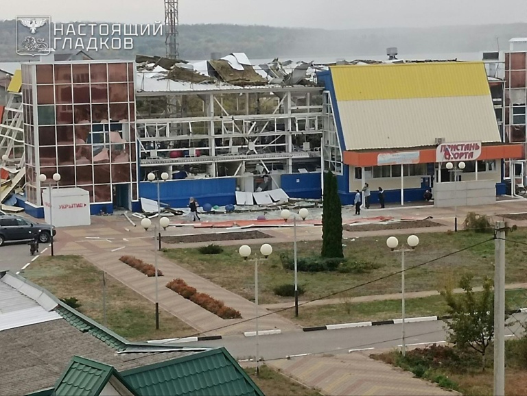 Photo de dégâts provoqués par une frappe sur un bâtiment, postée sur le compte Telegram officiel du gouverneur de la région de Belgorod, le 8 octobre 2025