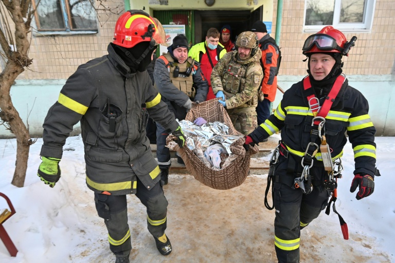 Les secours évacuent une victime après un bombardement russe à Kharkiv, le 3 février 2026