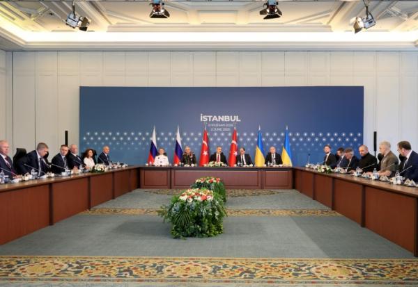 Des membres des délégations ukrainienne (d), russe (g) et turque (c) le 2 juin 2025 à Istanbul
