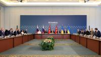 Des membres des délégations ukrainienne (d), russe (g) et turque (c) le 2 juin 2025 à Istanbul
