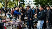 Gabriel Attal, secrétaire général de Renaissance et candidat à la présidentielle de 2027, fait un selfie avec une personne venue le saluer lors d'une visite à la Braderie de Lille, le 5 septembre 2026 dans le Nord
