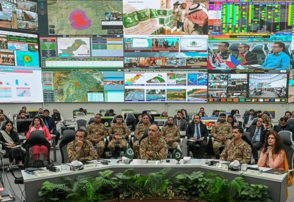 Inam Haider, à la tête de l'Autorité pakistanaise de gestion des catastrophes, lors d'un point presse à Islamabad au Pakistan le 17 août 2025