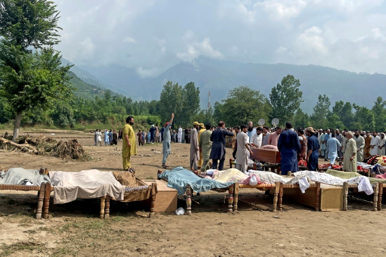 Les funérailles de victimes des violentes pluies de mousson dans le nord du Pakistan ont commencé dans la province de Khyber Pakhtunkhwa, le 16 août 2025
