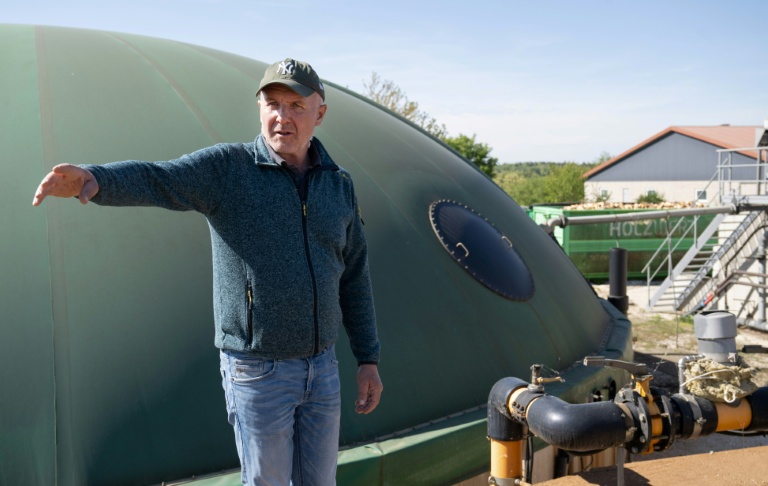 L'agriculteur Gerhard Geywitz dans sa ferme à Bermaringen, dans le Bade-Wurtemberg, le 29 avril 2026
