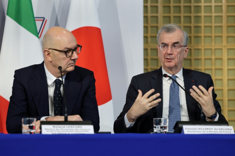 Le ministre de l'Economie Roland Lescure et le gouverneur de la Banque de France François Villeroy de Galhau lors d'une conférence de presse à Paris, à l'occasion d'un G7 Finances, le 3 février 2026