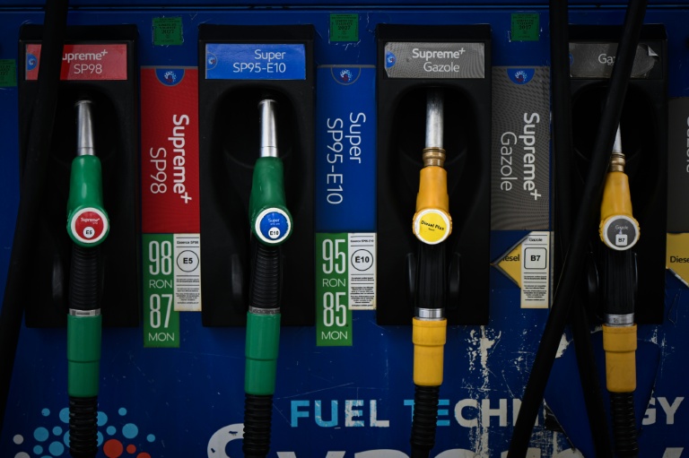 Le blocage du détroit d'Ormuz a fait flamber les prix des carburants, renchérit les matériaux dérivés du pétrole comme le plastique et fait grimper les intérêts de la dette publique