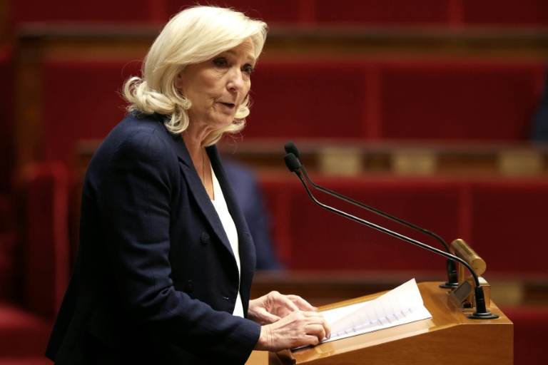 La cheffe de file des députés Rassemblement national Marine Le Pen lors d'un débat sur la situation au Moyen-Orient à l'Assemblée nationale, le 25 mars 2026 à Paris