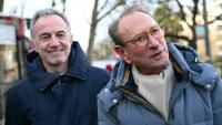 Emmanuel Grégoire (g), candidat de la gauche à la mairie de Paris, avec Bertrand Delanoë, l'ancien maire de Paris (2001-2014), à Paris, dans le 13e arrondissement, le 11 janvier 2026