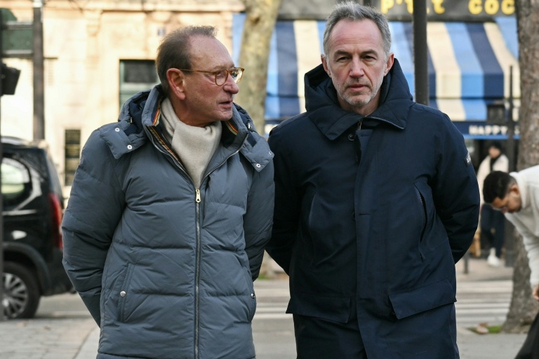 L'ex-maire de Paris Bertrand Delanoë et le candidat PS à la mairie de Paris sur un marché de la capitale, le 11 janvier 2026