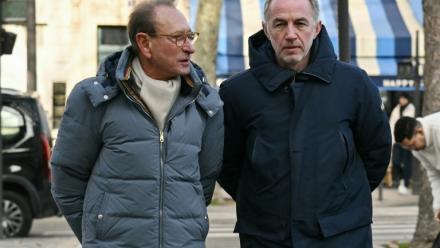 L'ex-maire de Paris Bertrand Delanoë et le candidat PS à la mairie de Paris sur un marché de la capitale, le 11 janvier 2026