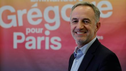 Emmanuel Grégoire, candidat socialiste à la mairie de Paris aux élections municipales de 2026, pose lors de l'inauguration de son QG de campagne, à Paris, le 5 novembre 2025
