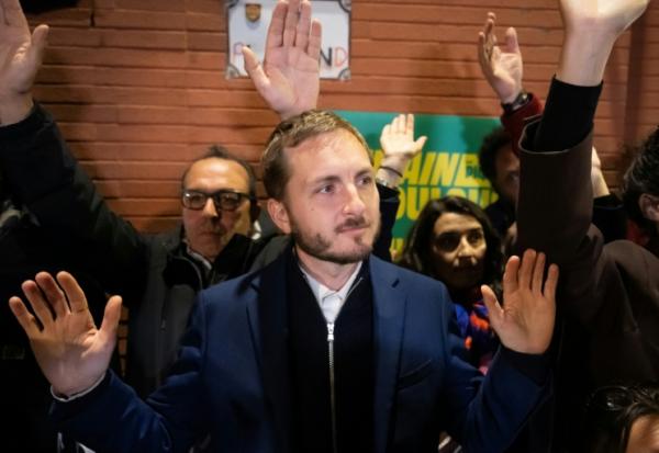 Le député LFI et candidat à la mairie de Toulouse, François Piquemal (c), après l'annonce de sa défaite au 2e tour des municipales, le 22 mars 2026 à Toulouse