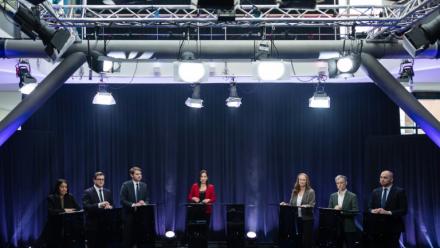 (g-d) Les candidats à la mairie de Lille, Lahouaria Addouche (LFI), le maire sortant Arnaud Deslandes (PS), Louis Delemer (LR), Violette Spillebou, députée de l'Ensemble pour la République, Stéphane Baly (EELV) et Matthieu Valet (RN) participent à un débat diffusé par la chaîne de télévision France 3 Nord-Pas-de-Calais, le 4 mars 2026 à Lille, dans le Nord