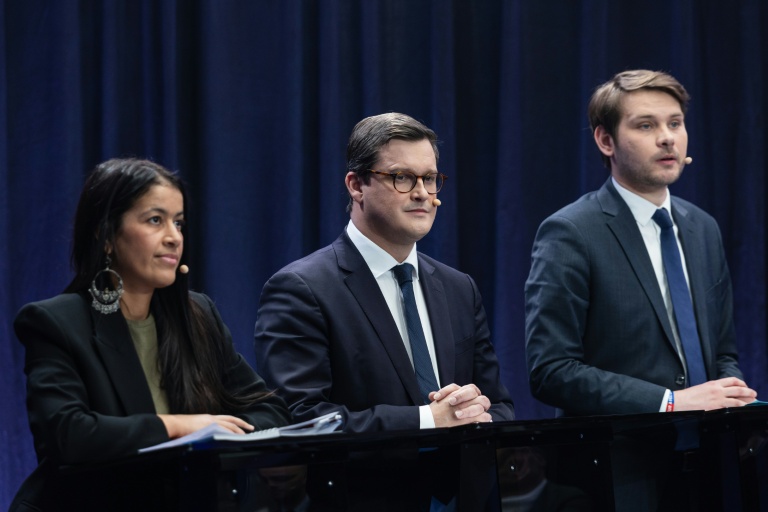 Les candidats à la mairie de Lille, Lahouaria Addouche (g) (LFI), le maire sortant Arnaud Deslandes (c) (PS) et Louis Delemer (d) (LR) participent à un débat à Lille, le 4 mars 2026 dans le Nord