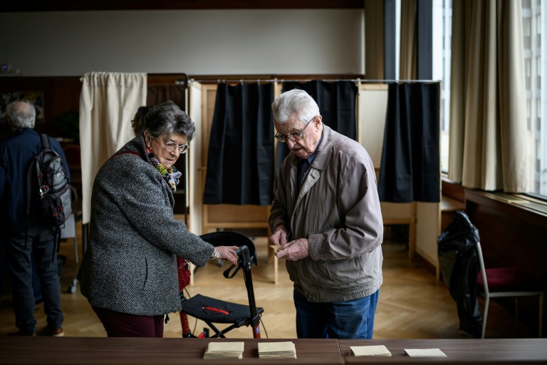 Des habitants votent pour le second tour des municipales, le 22 mars 2026 à Lyon
