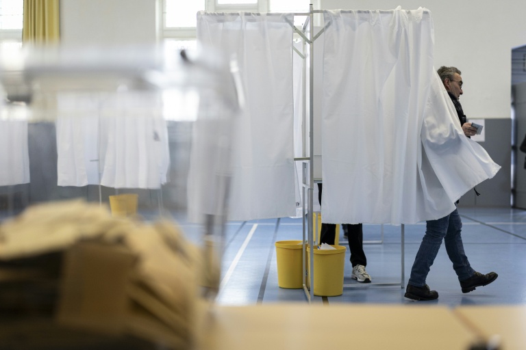 Un homme quitte l'isoloir après avoir voté au second tour des élections municipales, le 22 mars 2026 à Strasbourg 