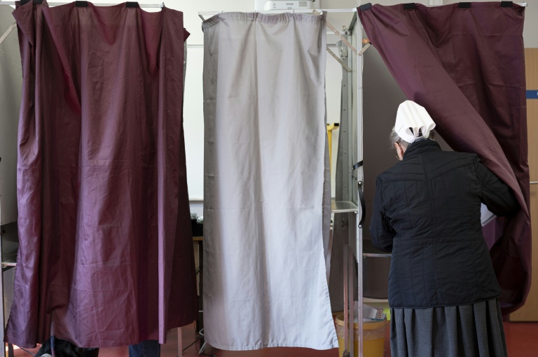 Une religieuse vote au second tour des élections municipales, le 22 mars 2026 à Strasbourg 