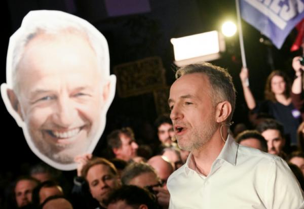 Le candidat de l'union de la gauche hors LFI à Paris, Emmanuel Grégoire, en meeting à La Bellevilloise, dans la capitale, le 14 janvier 2026