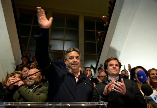 Le candidat indépendant à la mairie de Biarritz, Serge Blanco (c), salue ses partisans après les résultats du second tour des municipales à Biarritz, le 22 mars 2026 dans les Pyrénées-Atlantiques