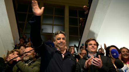 Le candidat indépendant à la mairie de Biarritz, Serge Blanco (c), salue ses partisans après les résultats du second tour des municipales à Biarritz, le 22 mars 2026 dans les Pyrénées-Atlantiques