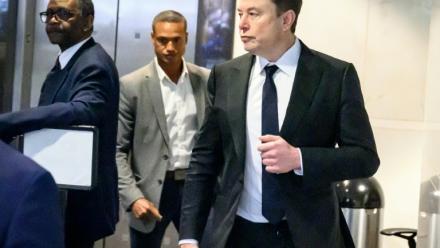 Elon Musk arrive au tribunal fédéral d'Oakland, en Californie, le 30 avril 2026

