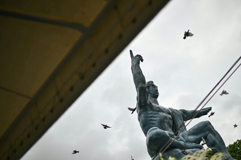 Des colombes volent au-dessus de la statue de la paix, à Nagasaki le 9 août 2025, jour du 80e anniversaire du bombardement atomique de la ville