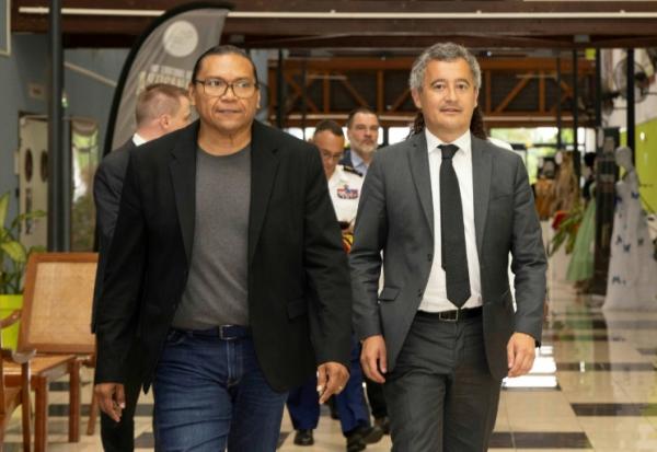 Le ministre français de la Justice, Gerald Darmanin (d), et le premier vice-président de la collectivité territoriale de Guyane, Jean-Paul Fereira (g), arrivent à Cayenne, en Guyane française, le 17 mai 2025