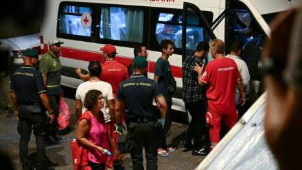 Des migrants sont pris en charge par les secours à Lampedusa le 14 août 2025 après le naufrage de leur embarcation