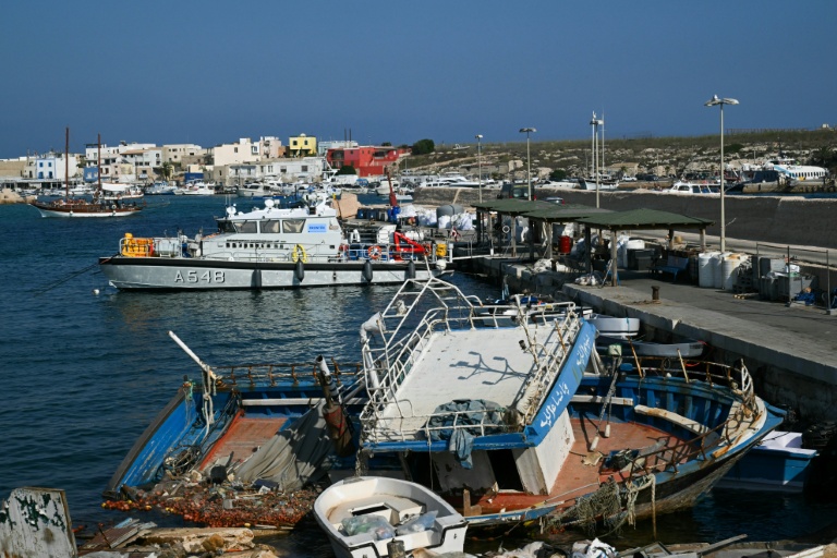 Un navire de patrouille de Frontex mouille dans le port de Lampedusa jeudi 14 août 2025, alors que les recherches se poursuivent pour tenter de retrouver des migrants ou les corps de nombreuses personnes encore portées disparues après un naufrage la veille qui a fait au moins 27 morts au large de la ville italienne