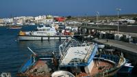 Un navire de patrouille de Frontex mouille dans le port de Lampedusa jeudi 14 août 2025, alors que les recherches se poursuivent pour tenter de retrouver des migrants ou les corps de nombreuses personnes encore portées disparues après un naufrage la veille qui a fait au moins 27 morts au large de la ville italienne