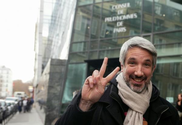 Guillaume Meurice pose devant le Conseil de prud'hommes de Paris, le 10 décembre 2025