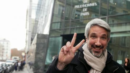 Guillaume Meurice pose devant le Conseil de prud'hommes de Paris, le 10 décembre 2025
