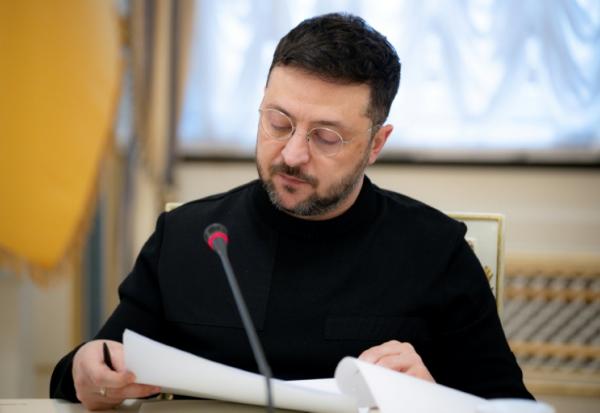 Photo diffusée par la présidence ukrainienne, le 24 décembre 20255, montrant le président ukrainien Volodymyr Zelensky lors d'une conférence de presse avec des journalistes, le 23 décembre 2025 à Kiev