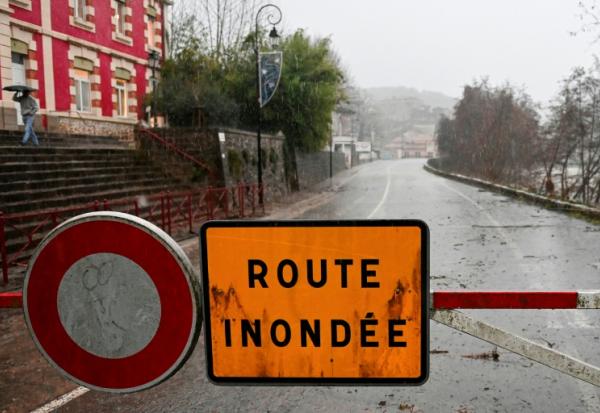 Un panneau "route inondée" à Laroque, le 22 décembre 2025 dans l'Hérault