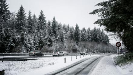 Des voitures sur l'autoroute A89 près de Thiers, dans le Puy-de-Dôme, le 10 janvier 2026
